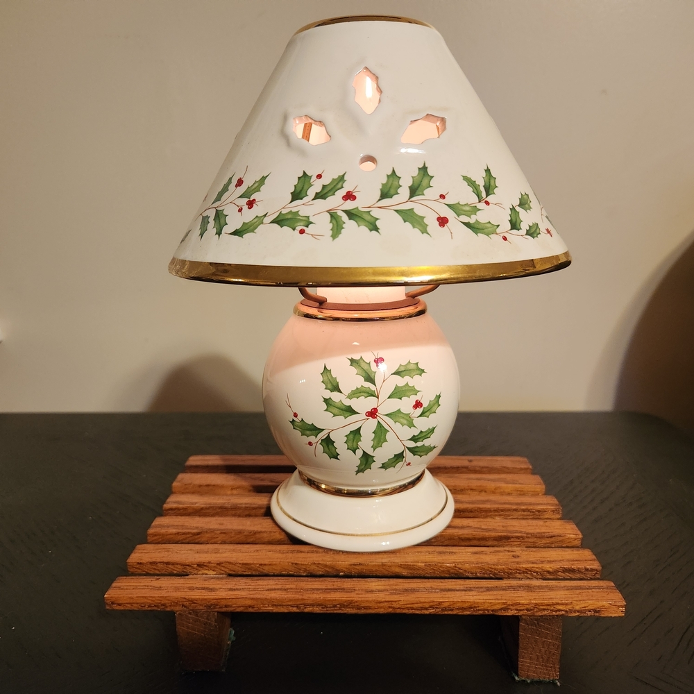 Lenox Holiday Candle Lamp W/ Holly & Berry Design 24K Gold Trim IN ORIGINAL BOX